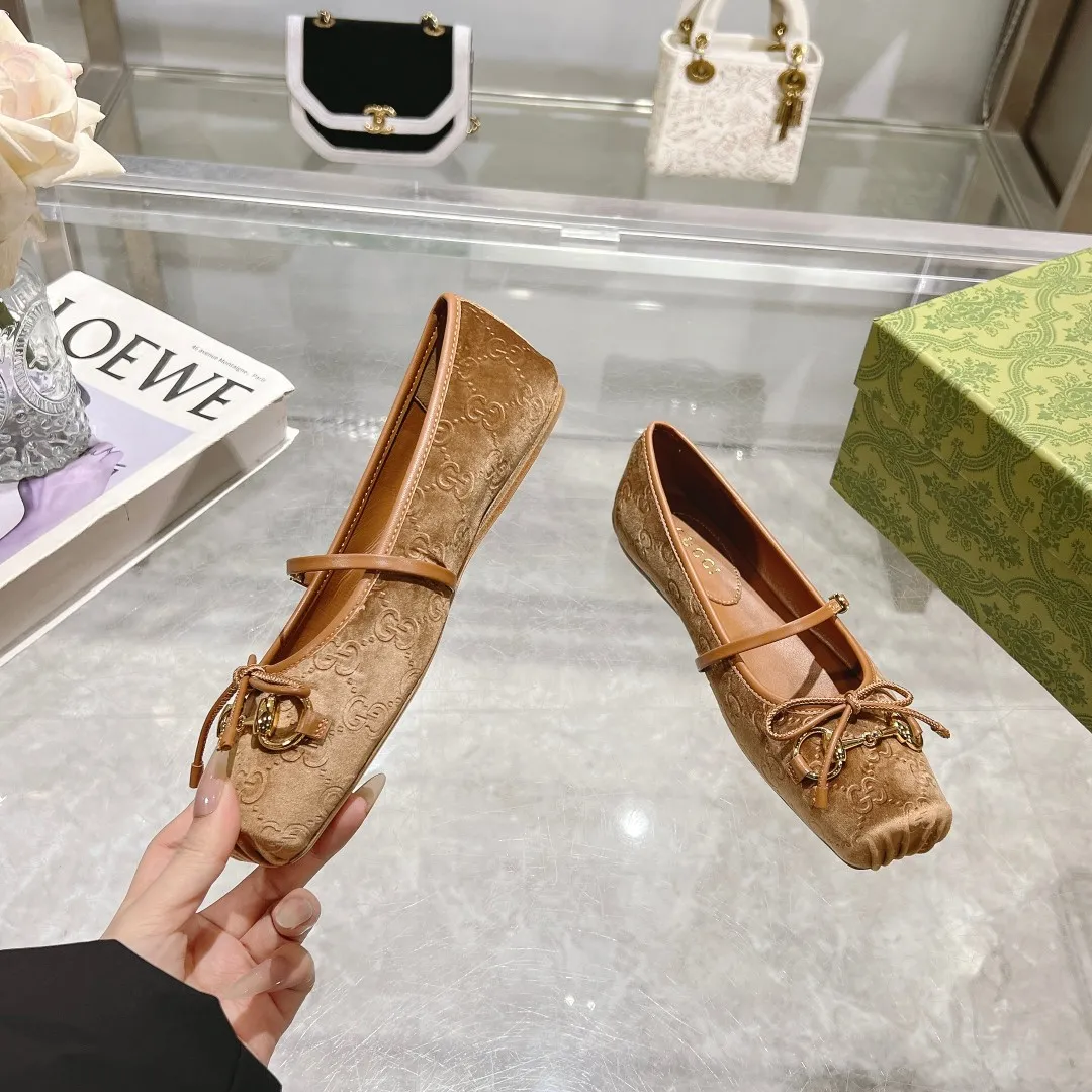 👟👟Ex-factory price 560👟👟 Gucci Horsebit series women's ballet flats. This iconic horsebit ballet flats features a square toe design and elegant bow details, paying tribute to the traditional ballet shoe style. This piece is crafted from Gucci ankh leather and embellished with a light gold-tone horsebit buckle. A 'sacchetto' construction with a soft, padded insole provides a great fit. ✅Size: 35-42 (customized for 40-42) ✅Sole material: Imported Italian genuine leather sole ✅Packaging: Brand new red box packaging
